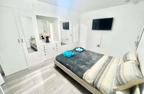 Brent Hotel | Luxury Awaits at The Melrose - 5 Star Hotel with Kitchen
