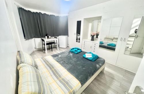 Brent Hotel | Luxury Awaits at The Melrose - 5 Star Hotel with Kitchen