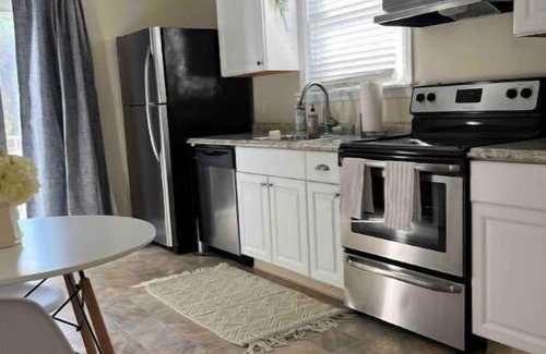 New Castle Apartment | Discover The Mercury B & B: Cozy Stay with Kitchen Access