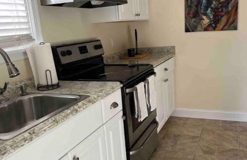 New Castle Apartment | Discover The Mercury B & B: Cozy Stay with Kitchen Access