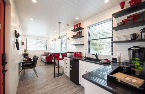 Waco House | Highly Rated The Merlot House - Close to Magnolia Attractions