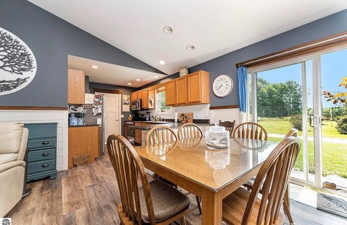 Mesick House | The Mesick Hideaway – 5BR/3BA Family Fun Spot w/Lake, River & Hiking Trails