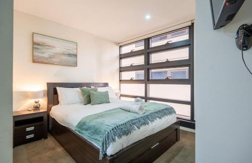 Melbourne Central Business District Apartment | The Metropolitan Escape - Pool, Gym, Sauna