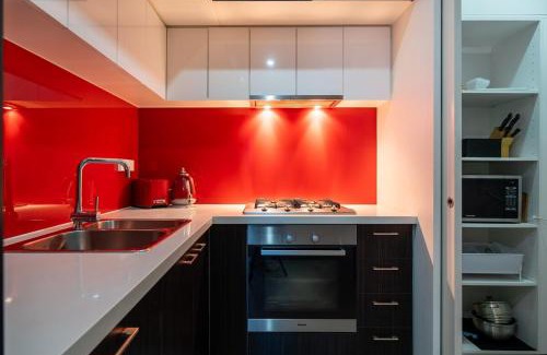 Melbourne Central Business District Apartment | The Metropolitan Escape - Pool, Gym, Sauna