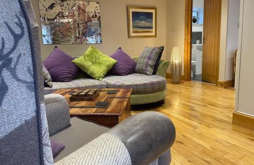 Oban Apartment | Inviting Mews: 2 Bedroom with Oceanfront Views & Parking