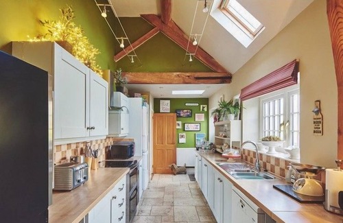 Hollington Cottage | The Mews is a stunning barn conversion set in a peaceful village close to the Peak District. Spacious, stylishly renovated, and full of character, it’s the ideal retreat for countryside escapes.