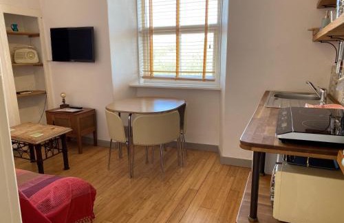 Longrock Apartment | Discover The Mexico Inn: Family-Friendly & Breakfast Included