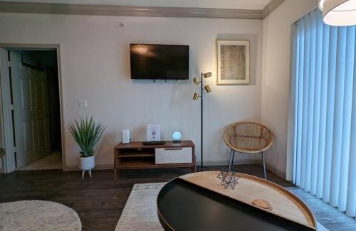 Nassau Bay Apartment | The Mid-Century Modern