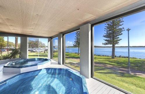 Port Macquarie Hotel | Relax at The Mid Pacific: 4-Star Poolside Getaway