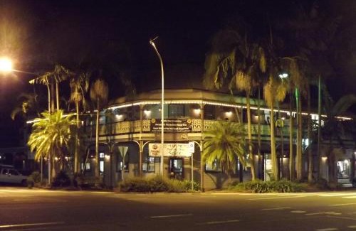 Mullumbimby Hotel | Budget-Friendly Stay at The Middle Pub with Dining Options