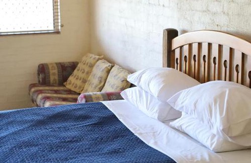Mullumbimby Hotel | Budget-Friendly Stay at The Middle Pub with Dining Options