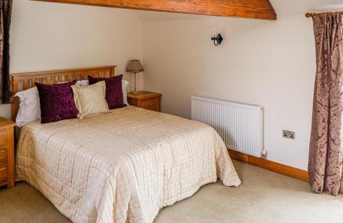Burton on Trent House | Book The Milking Parlour: Pet & Child Friendly Retreat!