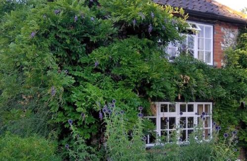 Thetford Villa | Pet-Friendly Comfort at The Mill B&B – Rated 10/10!