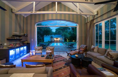 Grahamstown House | Experience The Milner: Family-Friendly with Pool & Breakfast