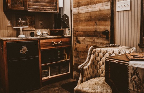 Elmo Cabin | Explore The Miner's Shack at Prayer-E-Land: 10/10 Rated Stay