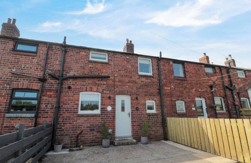 Berwick-upon-Tweed Cottage | Family-Friendly The Miners Cottage with Ocean Views