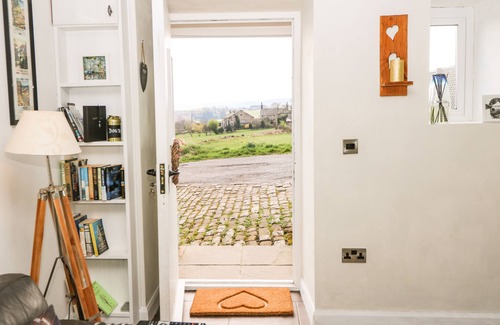 Sowerby Bridge Cottage | Cozy Getaway at The Mistle Carr Farm with Pet-Friendly Perks