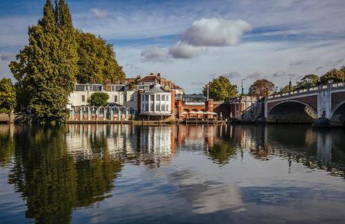 Richmond-upon-Thames Hotel | Elegant Escape at The Mitre, Hampton Court – 5-Star Comfort