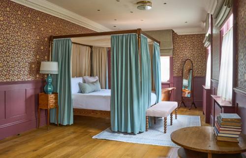 Richmond-upon-Thames Hotel | Elegant Escape at The Mitre, Hampton Court – 5-Star Comfort