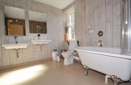 Annan House | Discover The Moat House: 5-Star Pet & Child-Friendly Retreat
