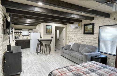 Wimberley Cabin | Experience The Mockingbird Inn: Pet-Friendly Ocean Views