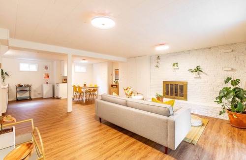 Moscow Apartment | The Mod Pod - Mid-Century Modern Retreat Near City Center
