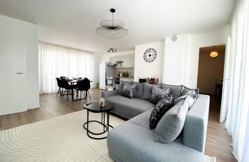 Bezons Apartment | Modern Chic Haven in La Défense - Top-Rated with Dining