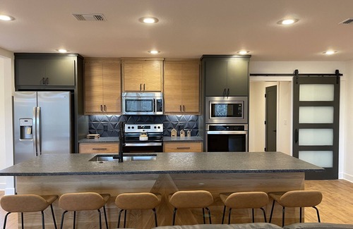 Glenwood House | Modern Retreat: Hammock, Ping Pong & Family-Friendly Fun