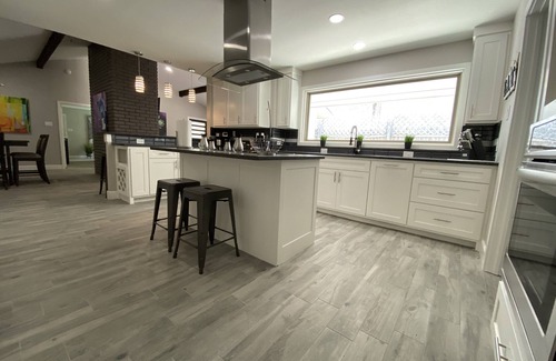 Fort Worth House | Oceanfront Haven: The Modern Retreat II with Spa & Breakfast