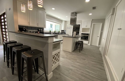 Fort Worth House | Oceanfront Haven: The Modern Retreat II with Spa & Breakfast