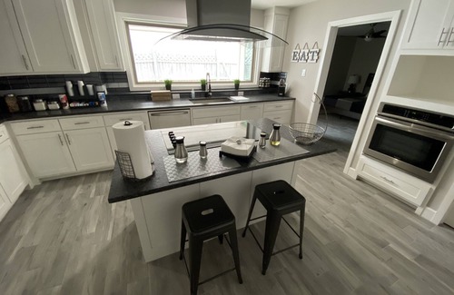 Fort Worth House | Oceanfront Haven: The Modern Retreat II with Spa & Breakfast