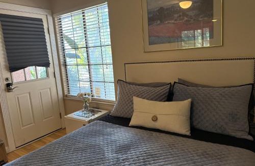 Sunrise Manor House | Guest Rated 10/10: Discover The Monet's Private Entrance