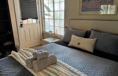 Sunrise Manor House | Guest Rated 10/10: Discover The Monet's Private Entrance