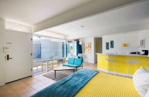 Desert Park Estates Hotel | Relax at The Monkey Tree Hotel with Pool & Spa Amenities