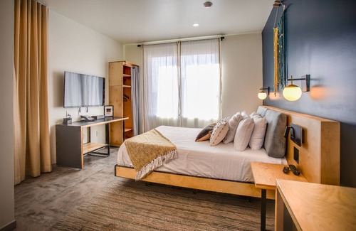 West Old Town Hotel | Eco-Friendly Escape at The Monterey Motel with Pool Access