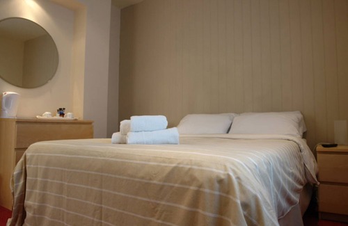 Clevedon Bed & Breakfast | Discover The Moon and Sixpence: Family-Friendly Retreat