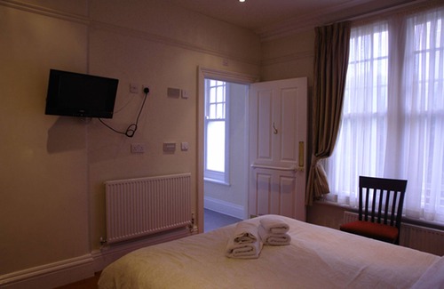 Clevedon Bed & Breakfast | Discover The Moon and Sixpence: Family-Friendly Retreat