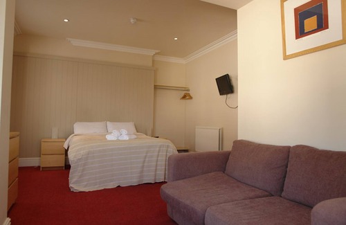 Clevedon Bed & Breakfast | Discover The Moon and Sixpence: Family-Friendly Retreat