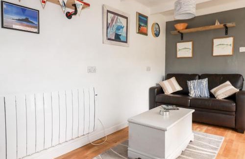 Gorran Haven House | Discover The Moonbeach Cabin: A Family-Friendly Retreat