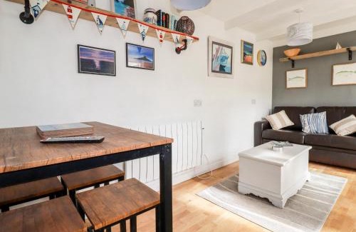Gorran Haven House | Discover The Moonbeach Cabin: A Family-Friendly Retreat