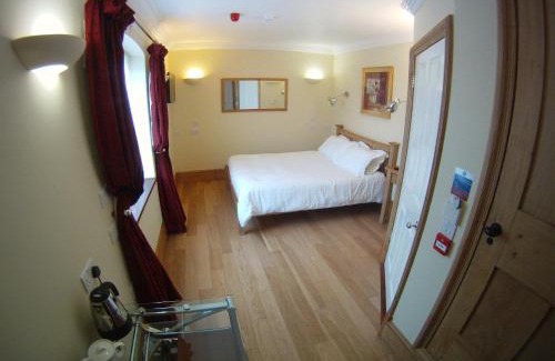 Maisemore Bed & Breakfast | Relax at The Mooring Post: Pet-Friendly with Dining Options