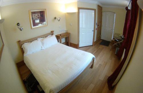 Maisemore Bed & Breakfast | Relax at The Mooring Post: Pet-Friendly with Dining Options