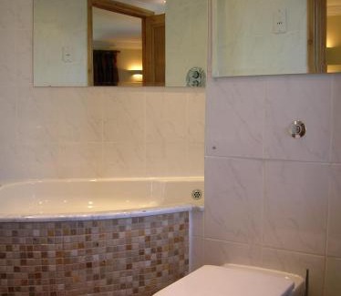 Maisemore Bed & Breakfast | Relax at The Mooring Post: Pet-Friendly with Dining Options