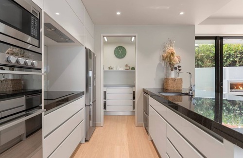 Two Mile Bay Apartment | The Moorings Apartment 6