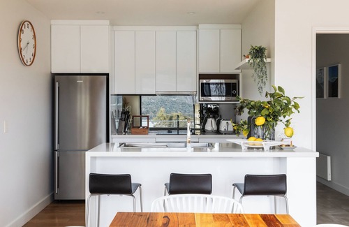 Coles Bay House | The Moorings at Freycinet. Beachfront. Panoramic Mountain Views. Free wifi.