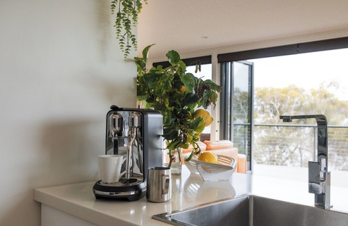 Coles Bay House | The Moorings at Freycinet. Beachfront. Panoramic Mountain Views. Free wifi.