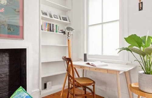 Darlinghurst House | Charming Mosaic Hotel: Terrace Vibes & Local Scene Awaits