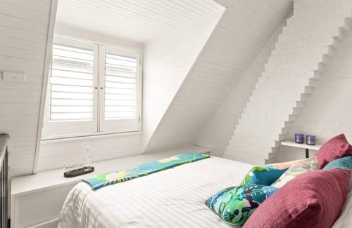 Darlinghurst House | Charming Mosaic Hotel: Terrace Vibes & Local Scene Awaits