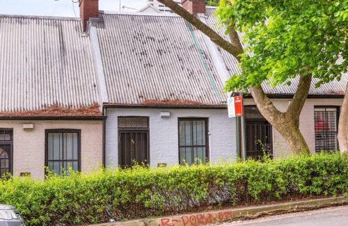 Darlinghurst House | Charming Mosaic Hotel: Terrace Vibes & Local Scene Awaits