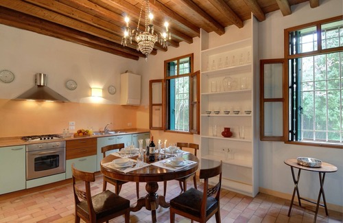 Ospedaletto di Pescantina Villa | Romantic Holiday Villa Near Venice with Pool and Ocean View